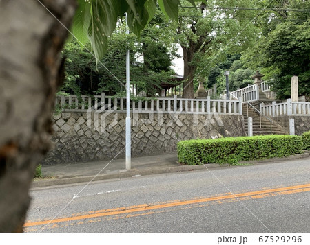 街中の神社 街中の神社 67529296