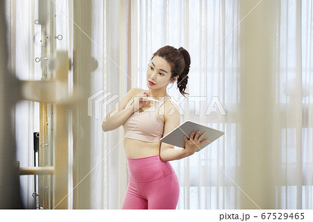 ピラティス 女性 女 67529465
