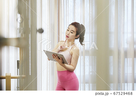 ピラティス 女性 女 67529468