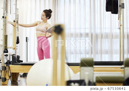 ピラティス 女性 女 67530641