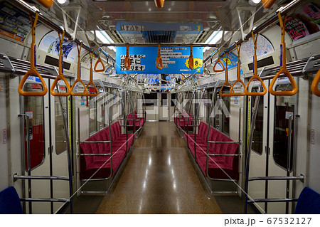 丸ノ内線の電車内 67532127