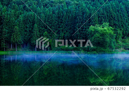 龍王ヶ淵の朝霧（奈良県宇陀市） 67532292