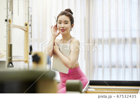 ピラティス 女性 女 67532435