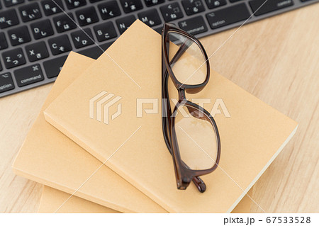 本とメガネ 本とメガネ 67533528