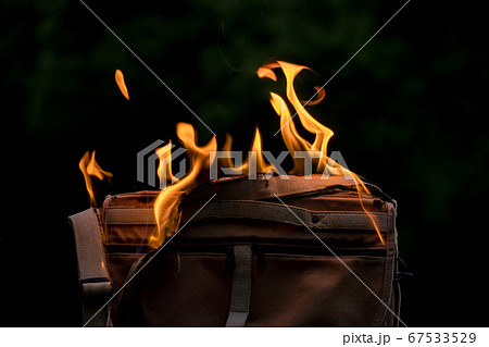 燃えているカメラバッグの炎と煙 67533529