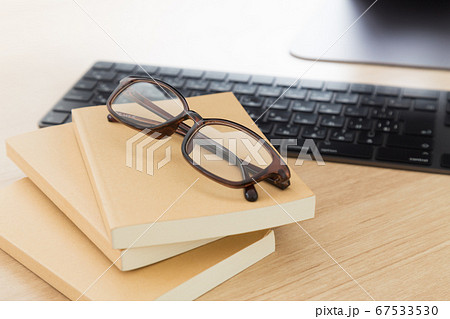 パソコンと眼鏡と本 67533530
