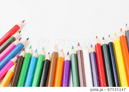 白い背景に複数置いた色鉛筆 白い背景に複数置いた色鉛筆 67535147