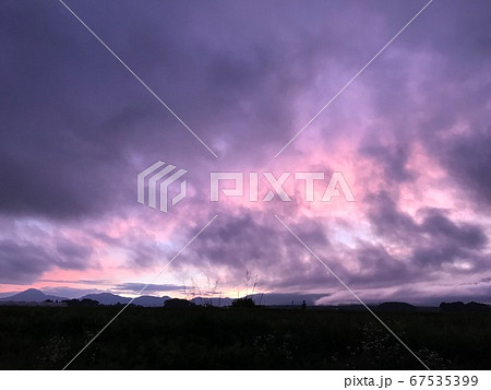 神秘的な夕焼け 紫色の空 高原の夕景の写真素材