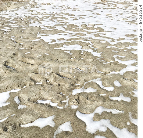 白い砂浜の上に降った雪 白い砂浜の上に降った雪 67535524