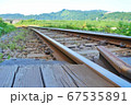 田舎町の単線の踏み切り 67535891