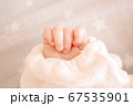 生まれてすぐの赤ちゃんの右手 67535901