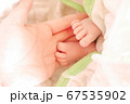 生まれてすぐの赤ちゃんの両足 67535902