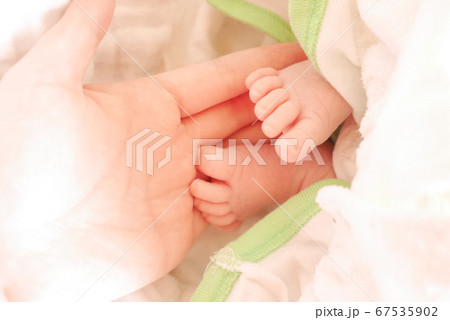 生まれてすぐの赤ちゃんの両足 67535902