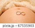 生まれてくるまであと100日の妊婦のお腹 67535903