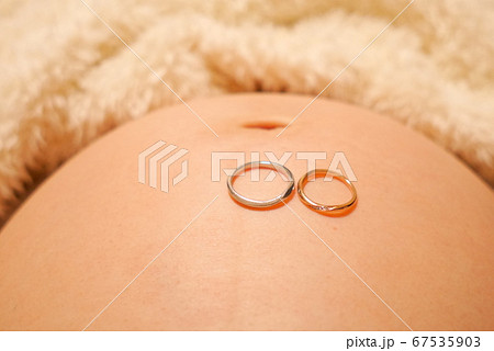 生まれてくるまであと100日の妊婦のお腹 生まれてくるまであと100日の妊婦のお腹 67535903