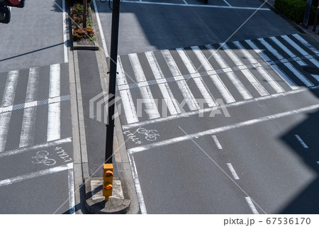 横断歩道ゼブラゾーンと自転車レーン自転車横断帯の写真素材 [67536170