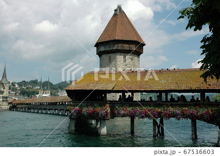 スイス ルツェルン カペル橋 水門 ロイス川の写真素材