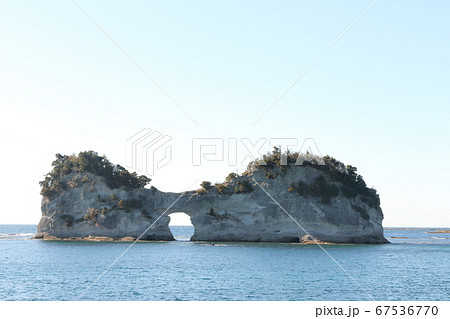 和歌山県白浜町の円月島 和歌山県白浜町の円月島 67536770