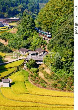 四国の長閑な原風景 アーチ橋をゆっくりと進むキハ185系気動車 四国の長閑な原風景 アーチ橋をゆっくりと進むキハ185系気動車 67536810