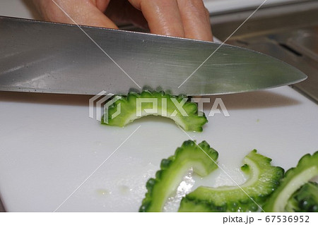 ゴーヤをスライスしているシーン 67536952