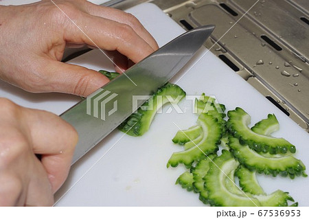ゴーヤをスライスしているシーン 67536953