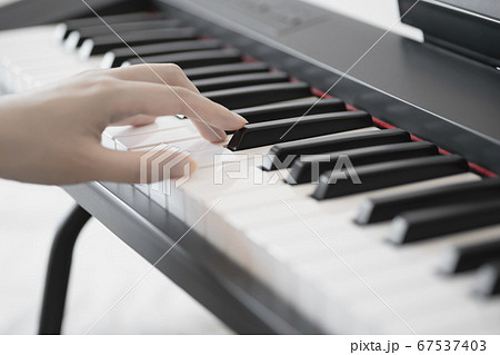 電子ピアノを弾く女性の手のアップ【セピア調】 電子ピアノを弾く女性の手のアップ【セピア調】 67537403