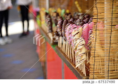 神奈川 横須賀 お祭りの時に駅前に出ていたチョコバナナの屋台の写真素材