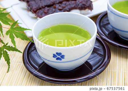 団子(つぶあん)と緑茶とモミジ 団子(つぶあん)と緑茶とモミジ 67537561