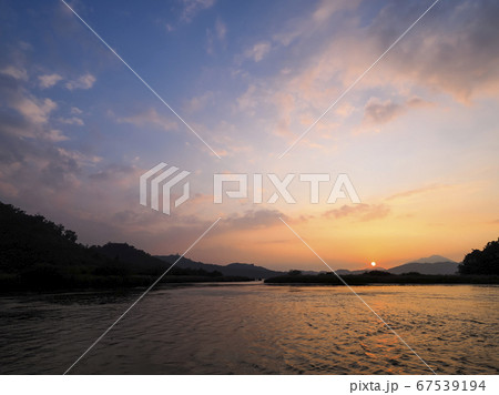 台湾・日月潭の夕暮れ Sun Moon Lake at dusk, Taiwan 67539194