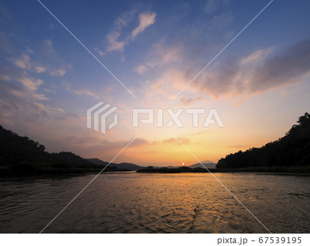 台湾・日月潭の夕暮れ Sun Moon Lake at dusk, Taiwan 67539195