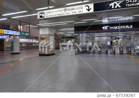 誰もいない常磐線とつくばエキスプレスの北千住駅改札前 誰もいない常磐線とつくばエキスプレスの北千住駅改札前 67539267