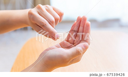 抜け毛　女性　手元　16:9　 67539426