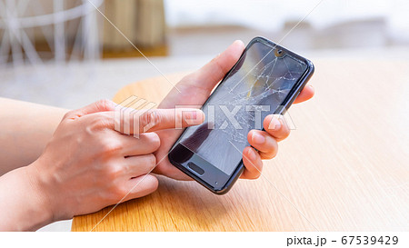 画面が割れたスマホ 故障 16:9 画面が割れたスマホ 故障 16:9 67539429