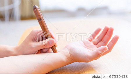 マッサージ棒 ツボ つわり 吐き気止め 16 9の写真素材