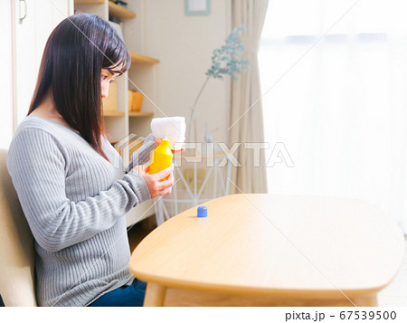 消毒薬 傷薬 女性 コピースペース 4:3 消毒薬 傷薬 女性 コピースペース 4:3 67539500