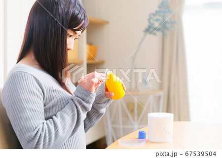 消毒薬 傷薬 女性 コピースペース 消毒薬 傷薬 女性 コピースペース 67539504