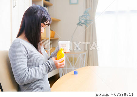 消毒薬 傷薬 女性 コピースペース 消毒薬 傷薬 女性 コピースペース 67539511