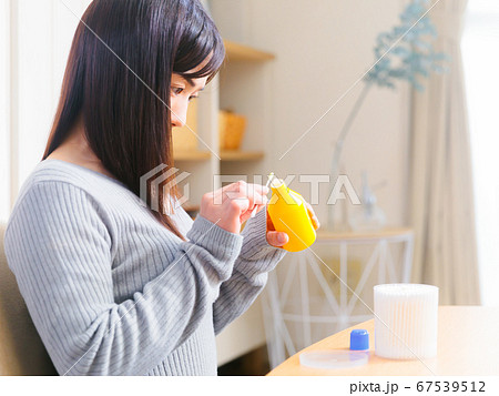 消毒薬 傷薬 女性 コピースペース 4:3 消毒薬 傷薬 女性 コピースペース 4:3 67539512