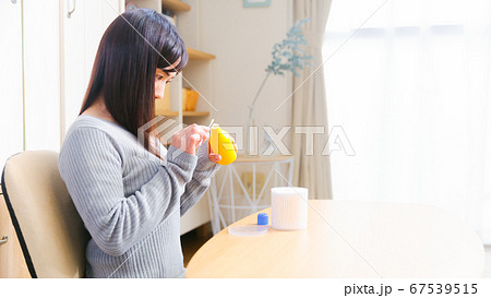 消毒薬 傷薬 女性 コピースペース 16:9 消毒薬 傷薬 女性 コピースペース 16:9 67539515