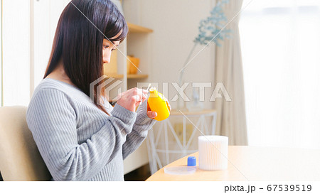 消毒薬 傷薬 女性 コピースペース 16:9 消毒薬 傷薬 女性 コピースペース 16:9 67539519