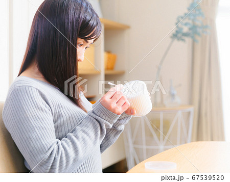 綿棒を取り出す女性　コピースペース　4:3 67539520