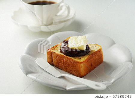 あんバタートーストとコーヒー 67539545