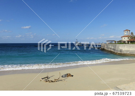 沖縄の海、砂浜には流れ着いた流木の写真素材 [67539723] - PIXTA