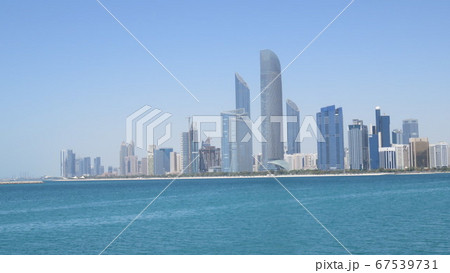 UAE、アラビア湾の摩天楼 67539731