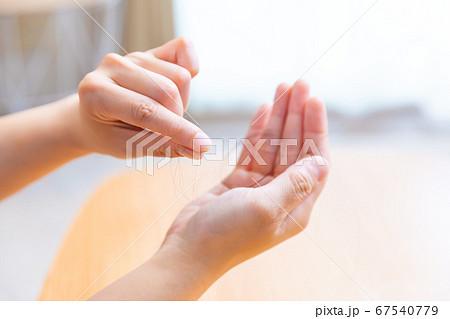 抜け毛　女性　手元 67540779