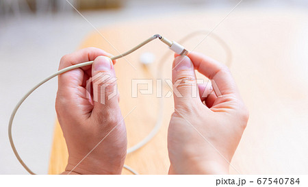 充電ケーブルの断線　手元　16:9 67540784