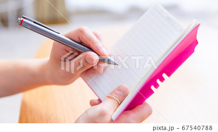 手帳に書き込む 女性 手元 16:9 手帳に書き込む 女性 手元 16:9 67540788