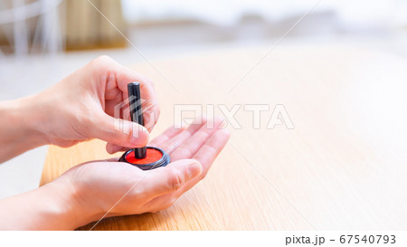 印鑑を持つ手元　コピースペース　16:9 67540793