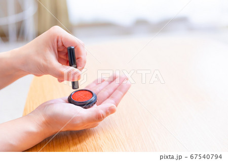 印鑑を持つ手元　コピースペース 67540794