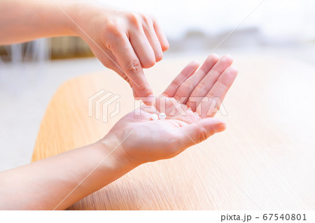 薬　手元　錠剤　 67540801